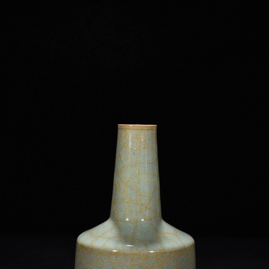 Song Dynasty official kiln celadon paper mallet bottle