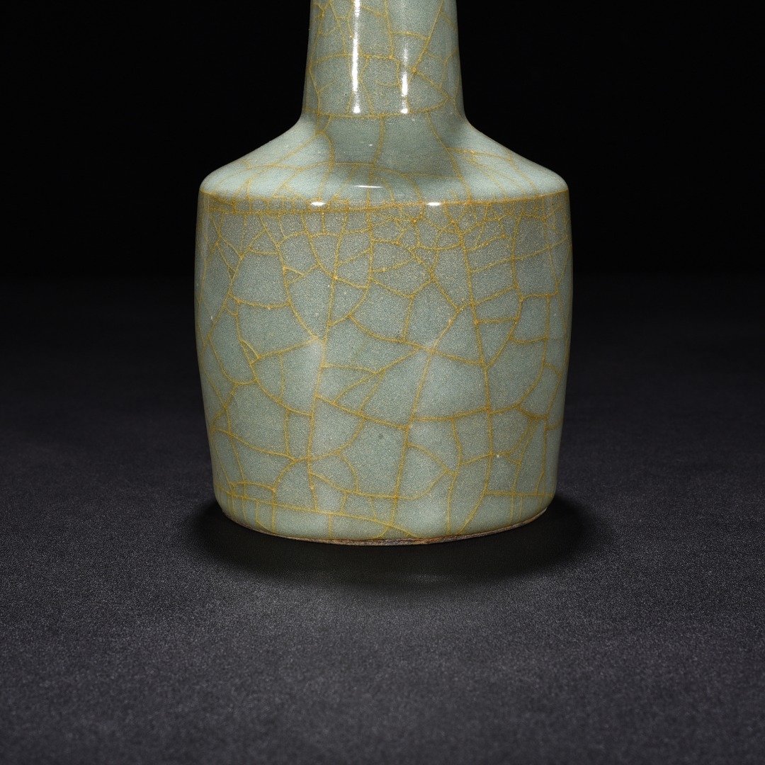 Song Dynasty official kiln celadon paper mallet bottle