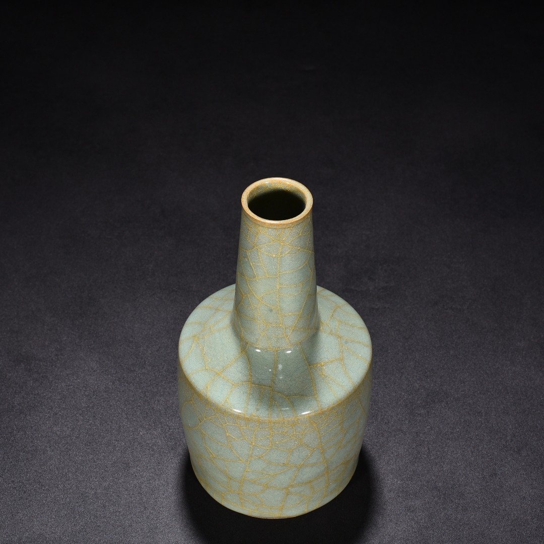 Song Dynasty official kiln celadon paper mallet bottle