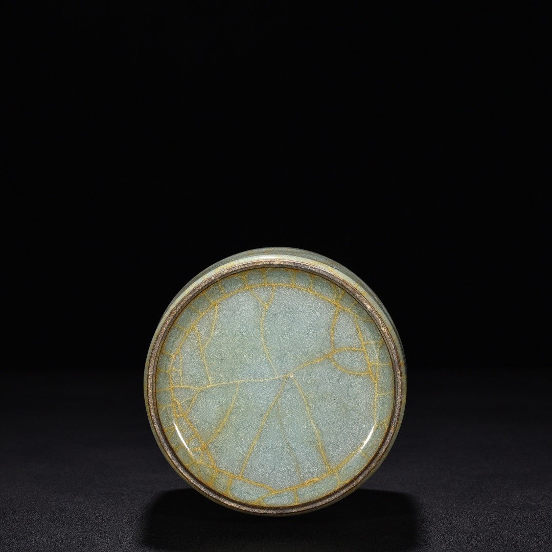 Song Dynasty official kiln celadon paper mallet bottle