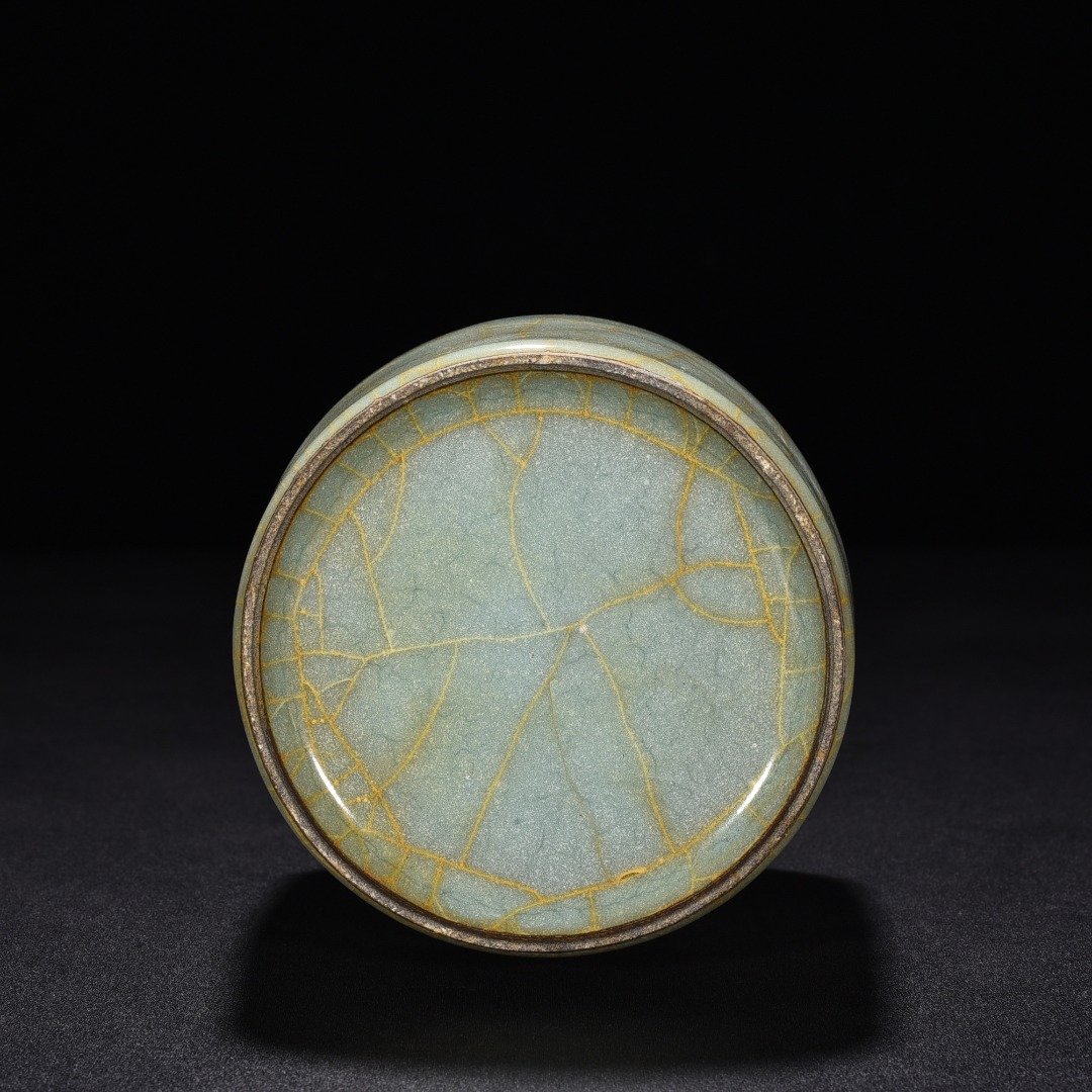Song Dynasty official kiln celadon paper mallet bottle