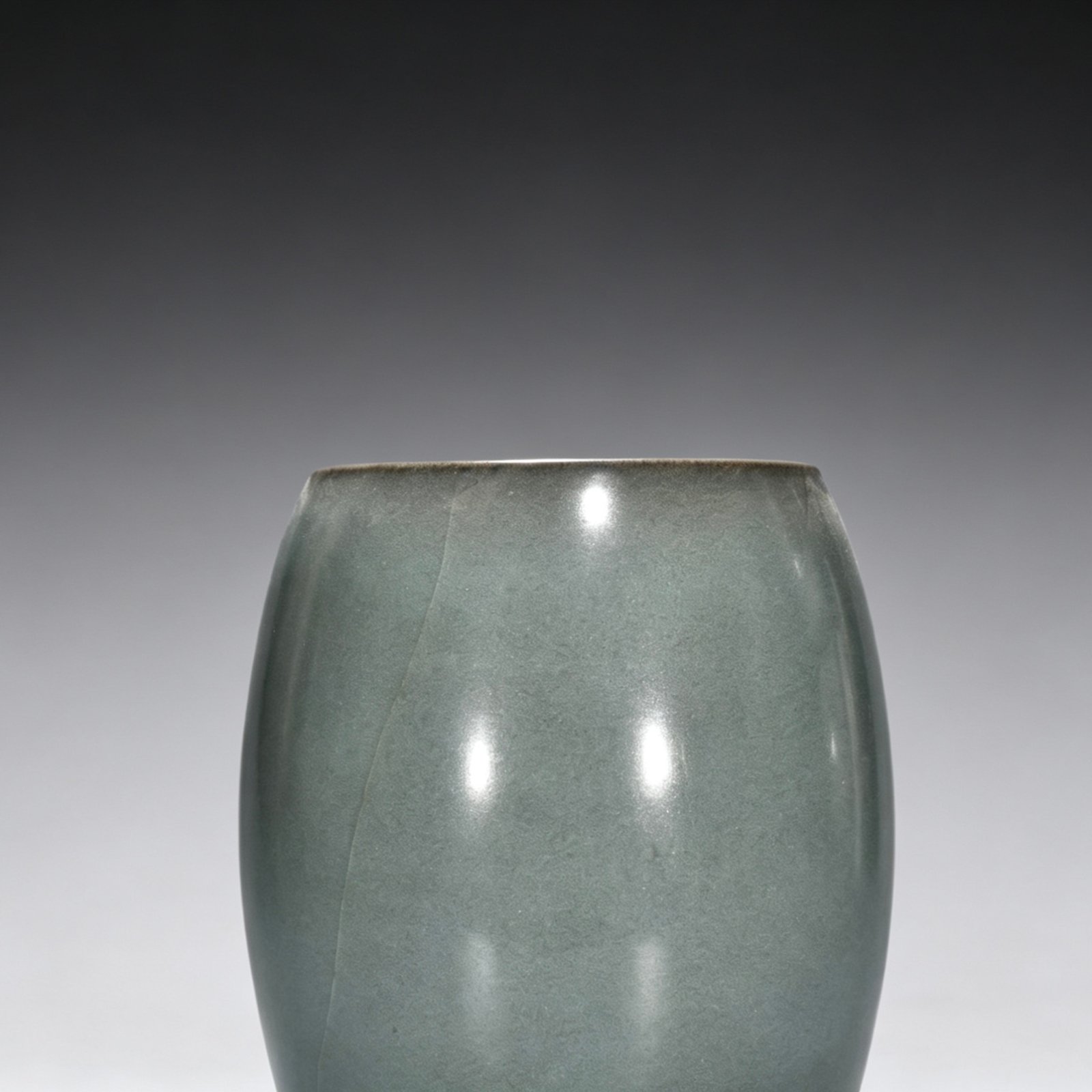 Song Dynasty official kiln celadon flower arrangement and pen holder