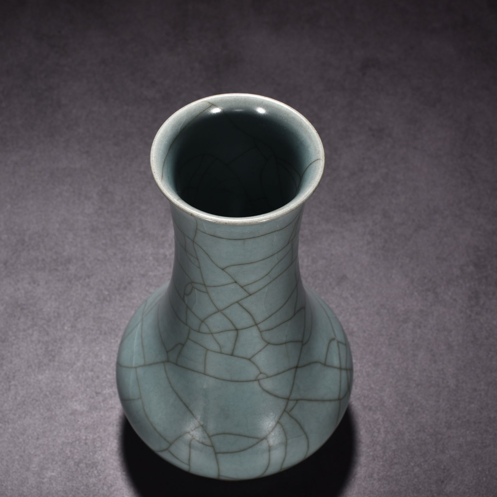Song Dynasty official kiln celadon water chestnut vase