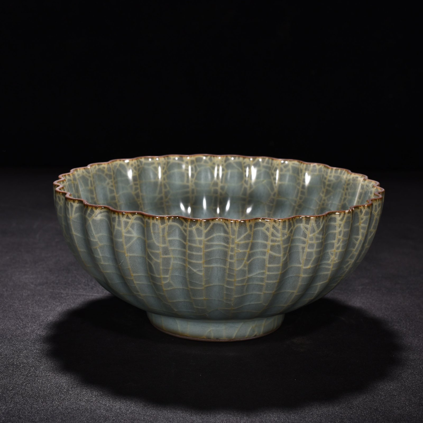 Song Dynasty Guan kiln celadon bowl with chrysanthemum petals and melon edges