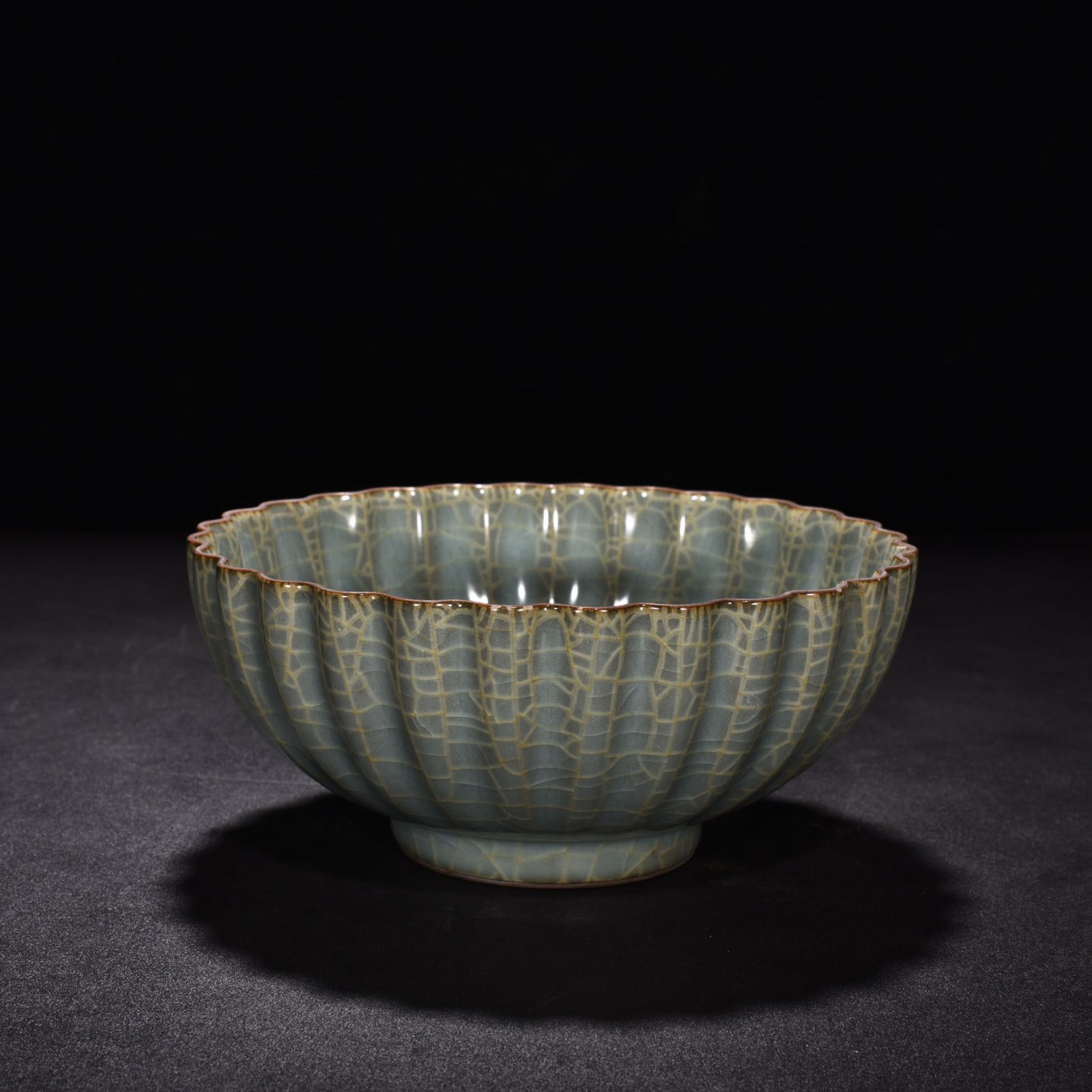 Song Dynasty Guan kiln celadon bowl with chrysanthemum petals and melon edges