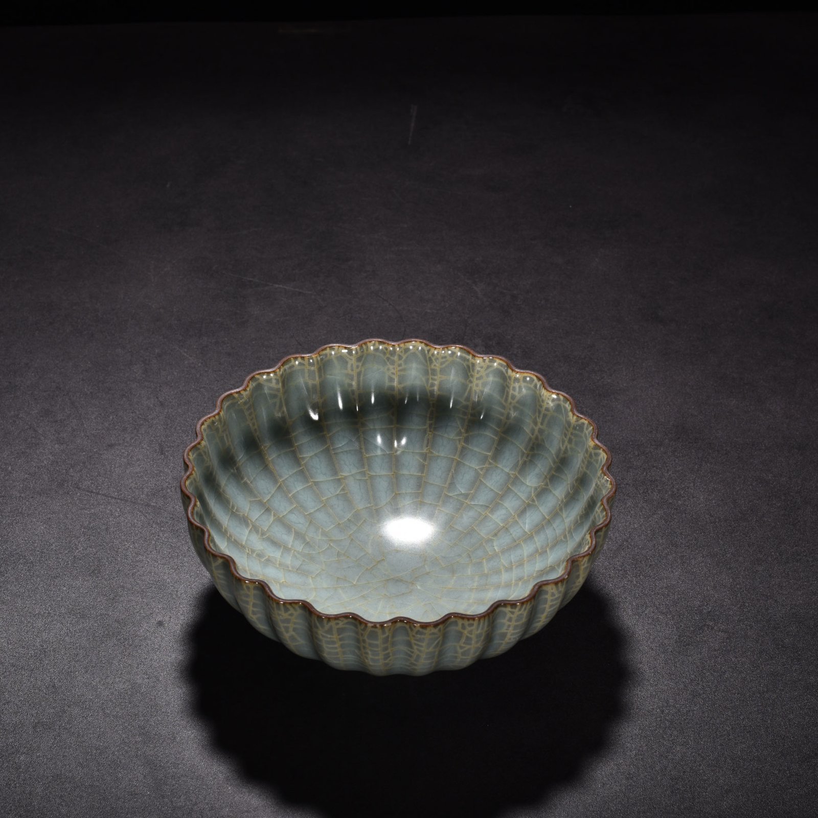 Song Dynasty Guan kiln celadon bowl with chrysanthemum petals and melon edges
