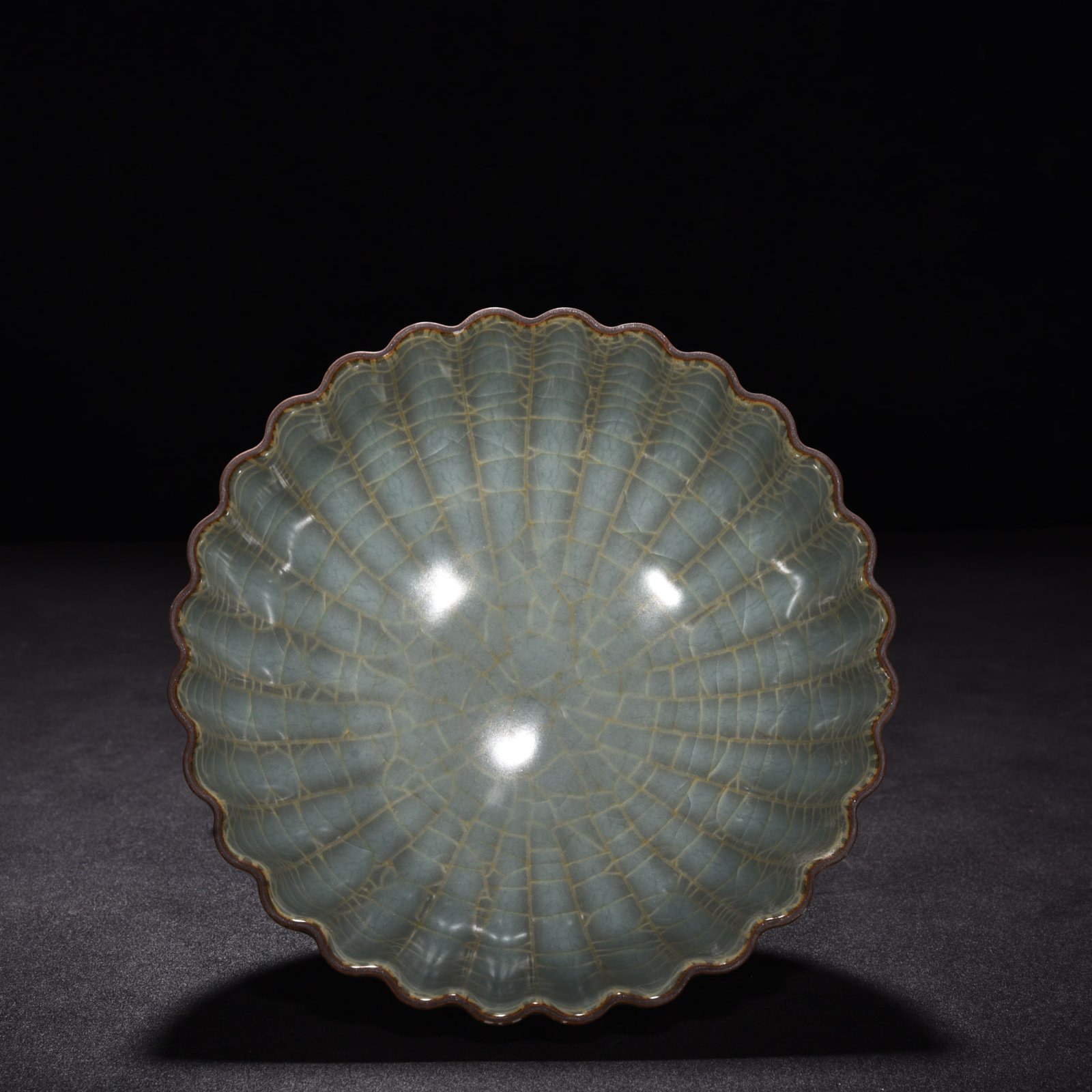 Song Dynasty Guan kiln celadon bowl with chrysanthemum petals and melon edges
