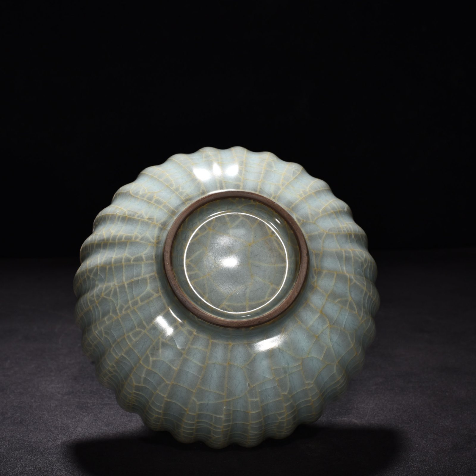 Song Dynasty Guan kiln celadon bowl with chrysanthemum petals and melon edges