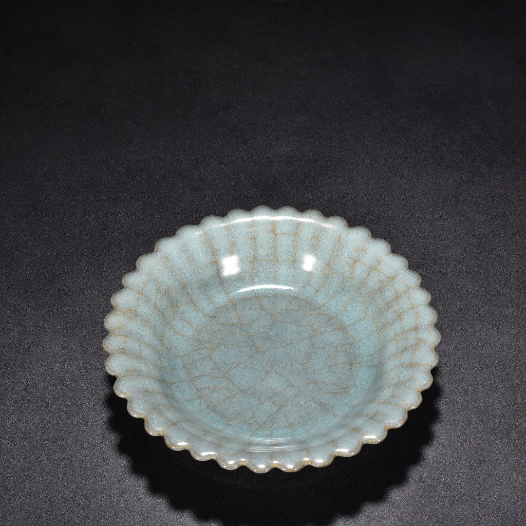 Song Dynasty official kiln celadon chrysanthemum dish
