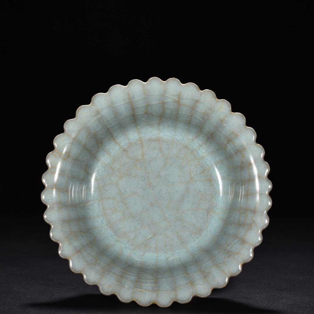 Song Dynasty official kiln celadon chrysanthemum dish
