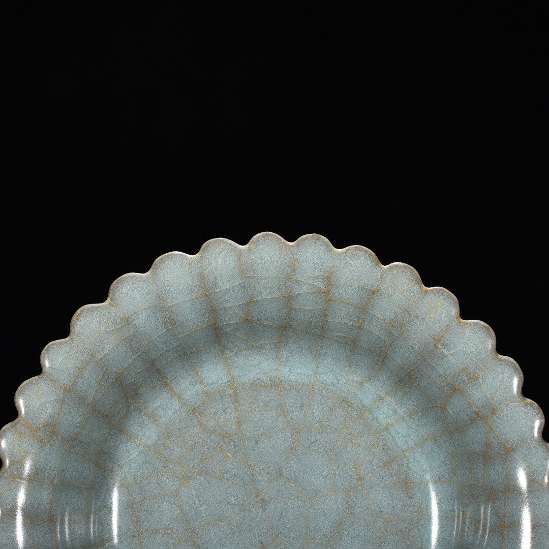 Song Dynasty official kiln celadon chrysanthemum dish