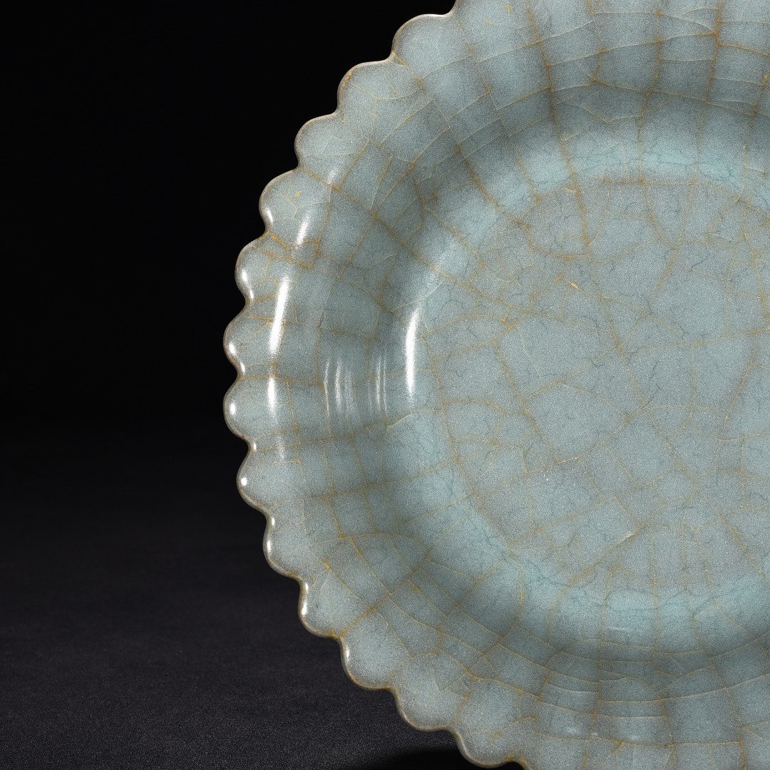 Song Dynasty official kiln celadon chrysanthemum dish