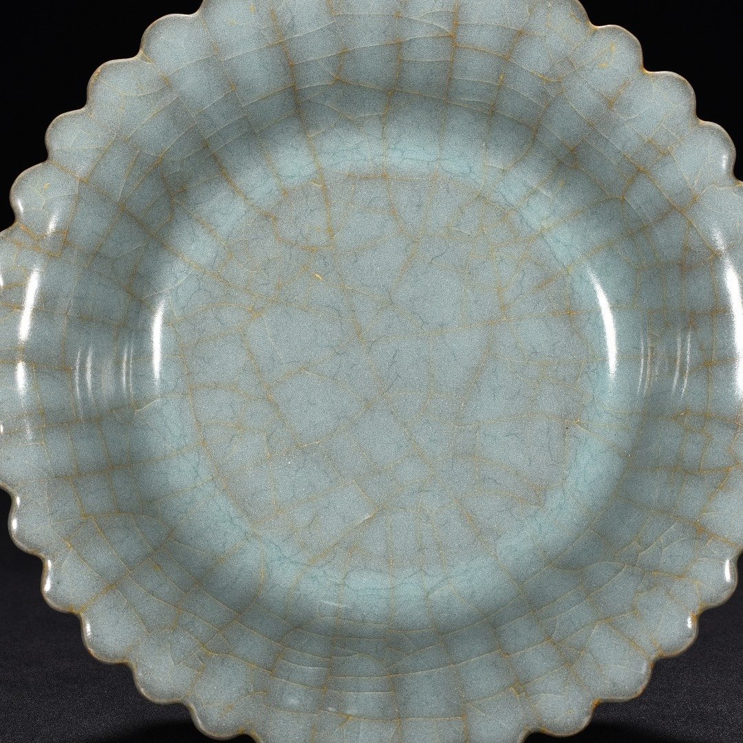 Song Dynasty official kiln celadon chrysanthemum dish