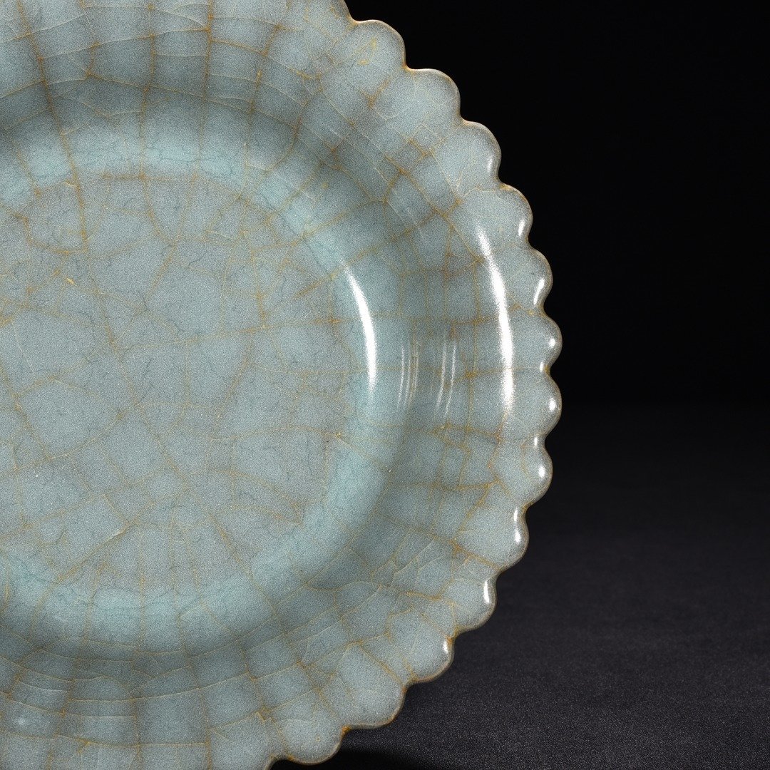 Song Dynasty official kiln celadon chrysanthemum dish