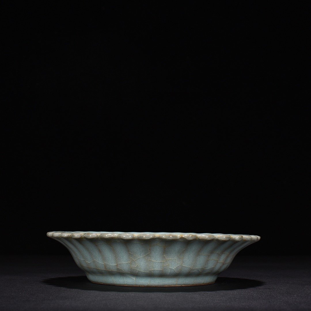 Song Dynasty official kiln celadon chrysanthemum dish