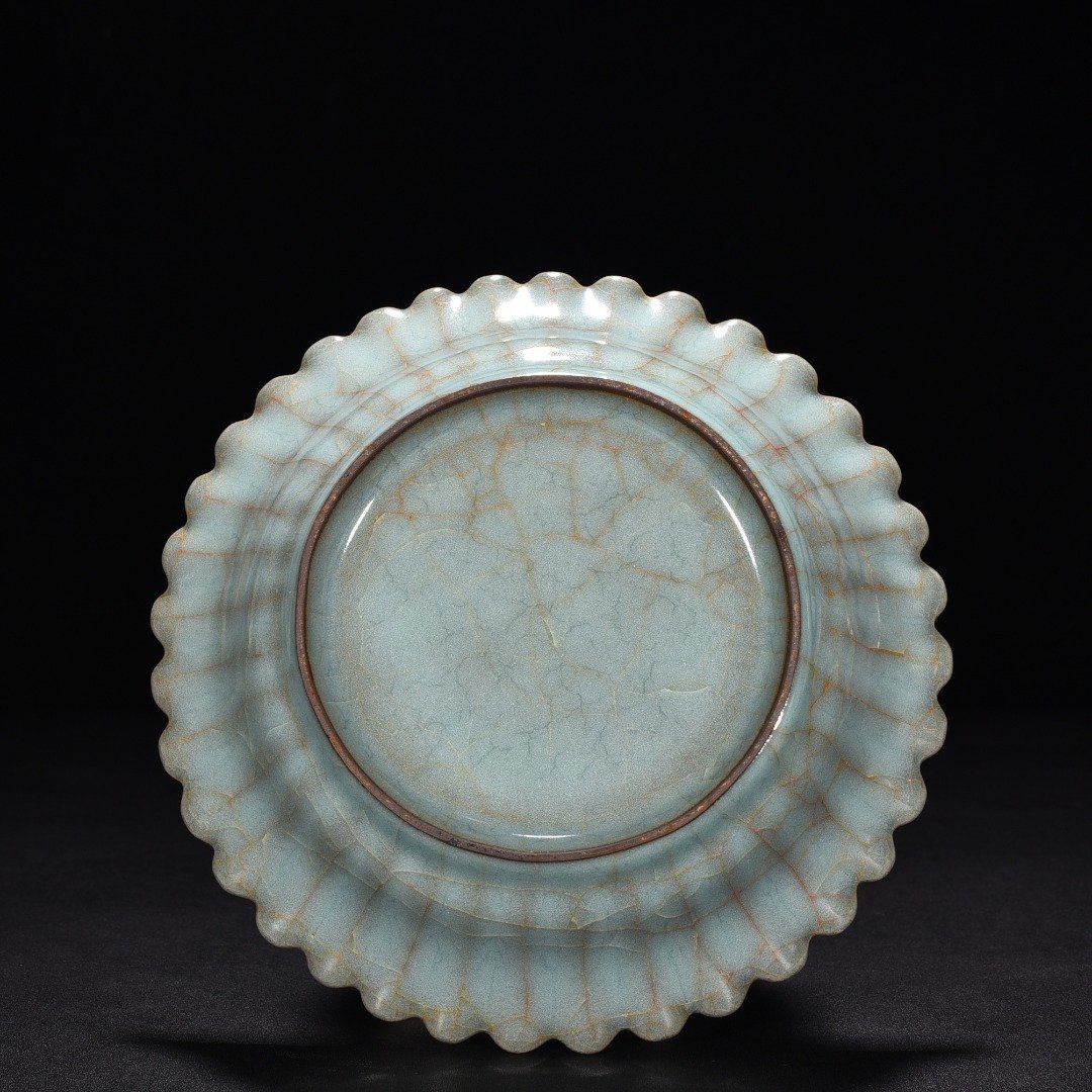 Song Dynasty official kiln celadon chrysanthemum dish