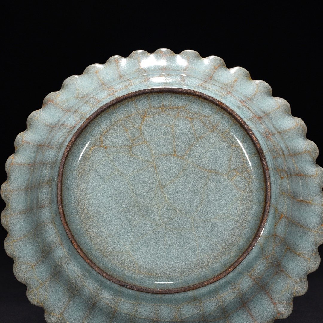 Song Dynasty official kiln celadon chrysanthemum dish