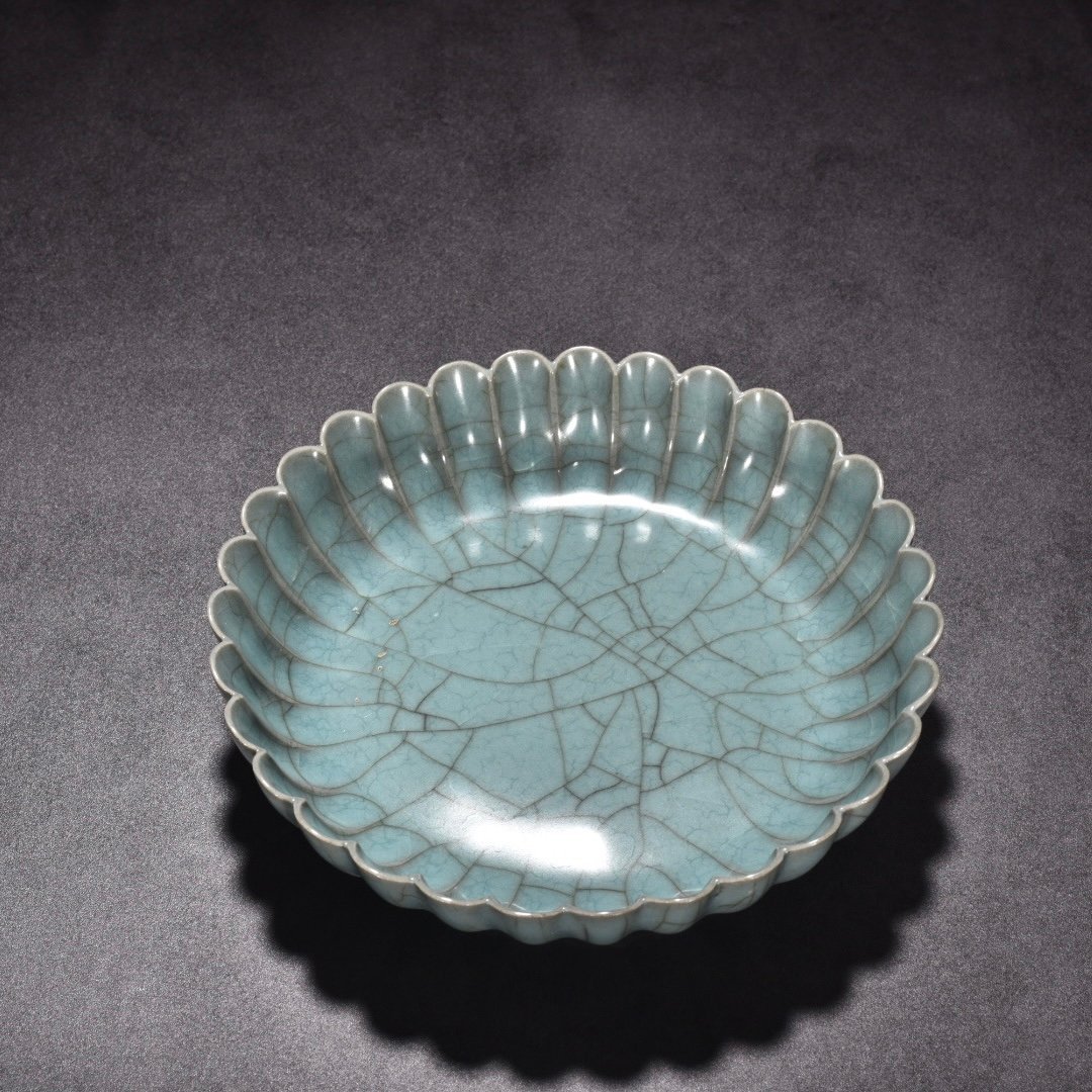 Song Dynasty official kiln celadon chrysanthemum dish