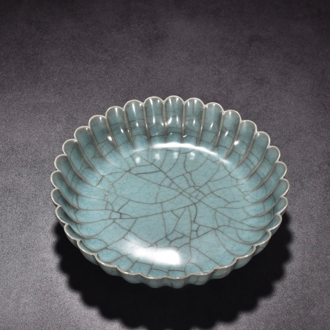 Song Dynasty official kiln celadon chrysanthemum dish
