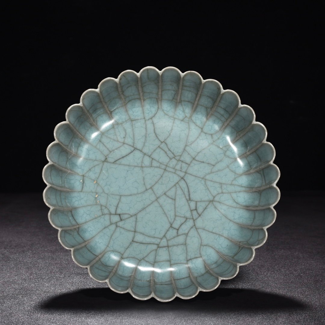 Song Dynasty official kiln celadon chrysanthemum dish