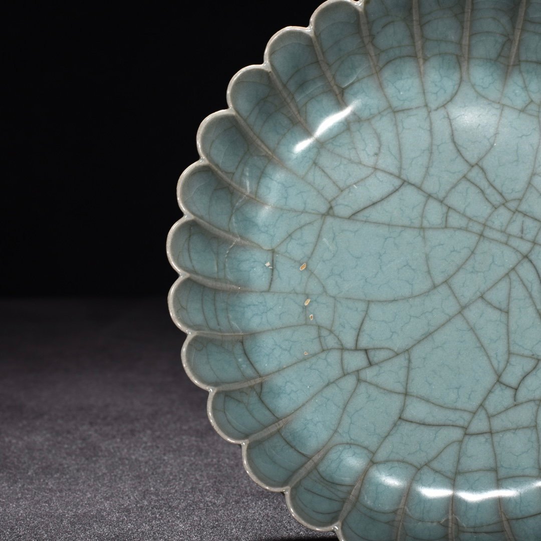 Song Dynasty official kiln celadon chrysanthemum dish