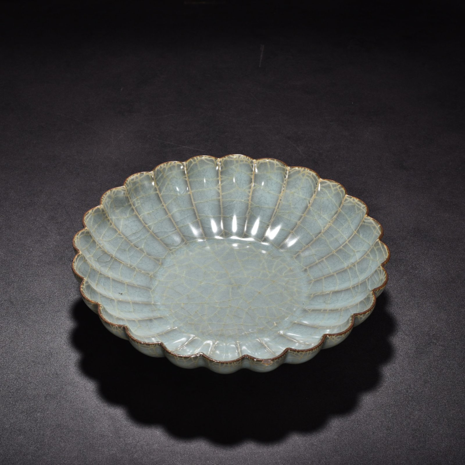 Song Dynasty official kiln celadon chrysanthemum dish