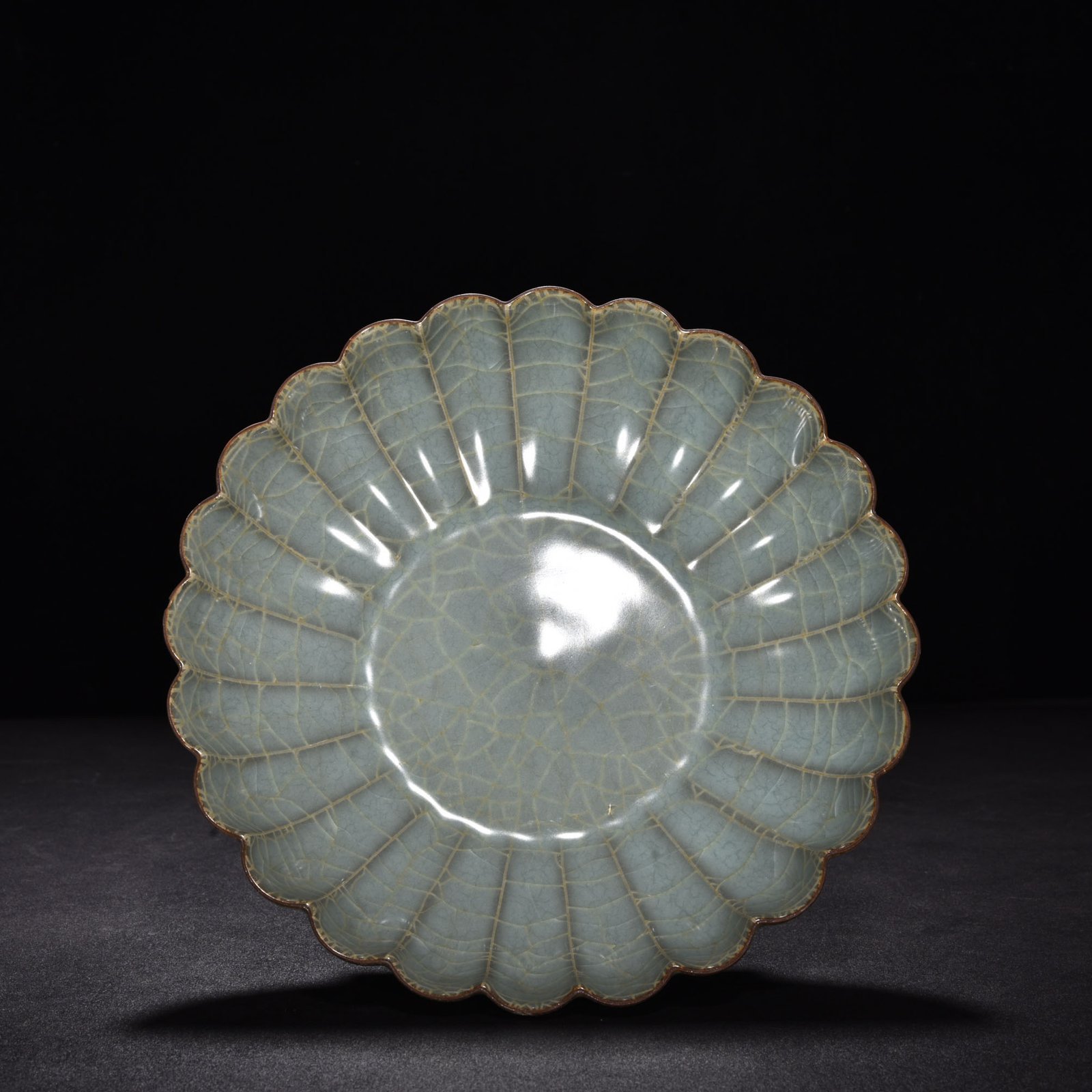 Song Dynasty official kiln celadon chrysanthemum dish