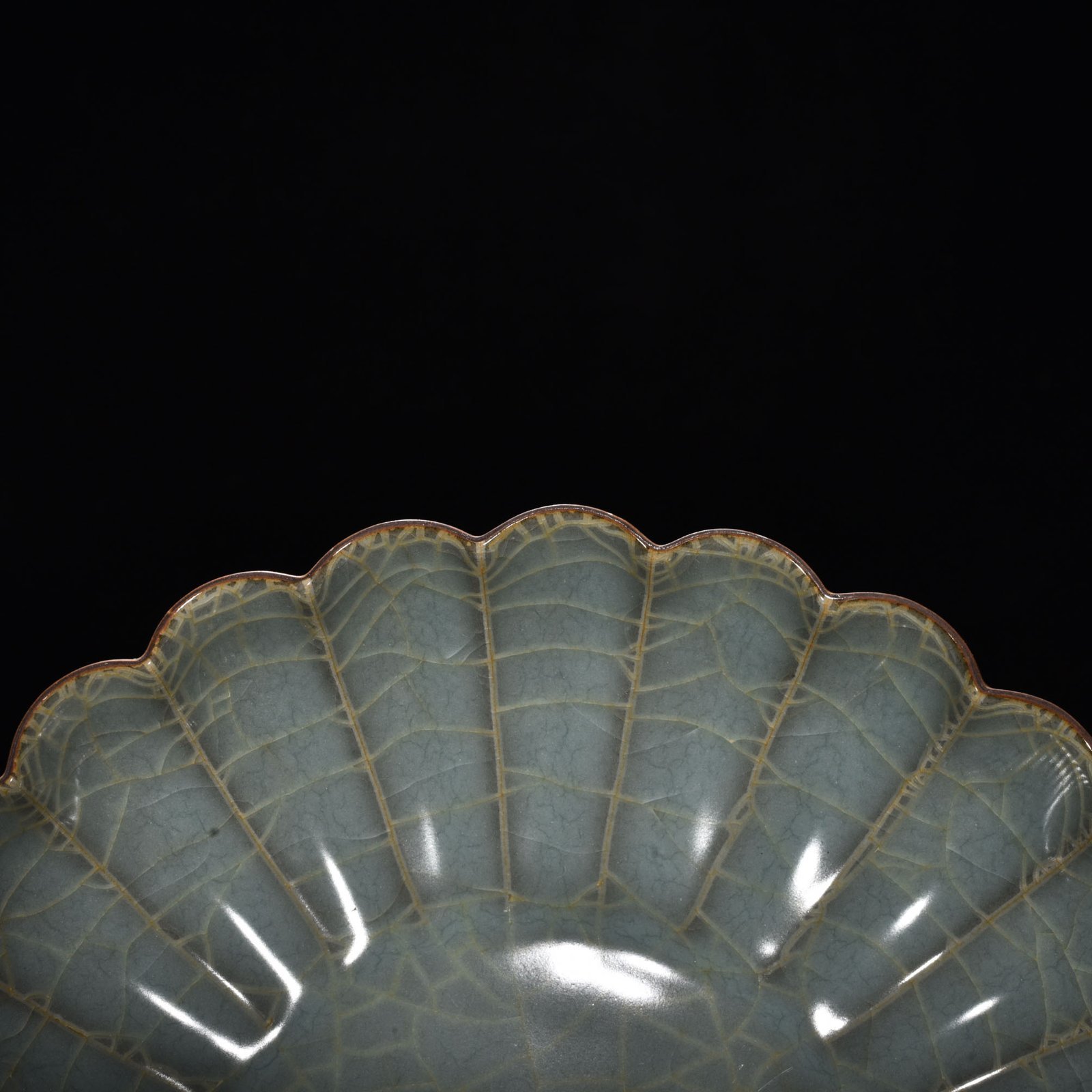 Song Dynasty official kiln celadon chrysanthemum dish