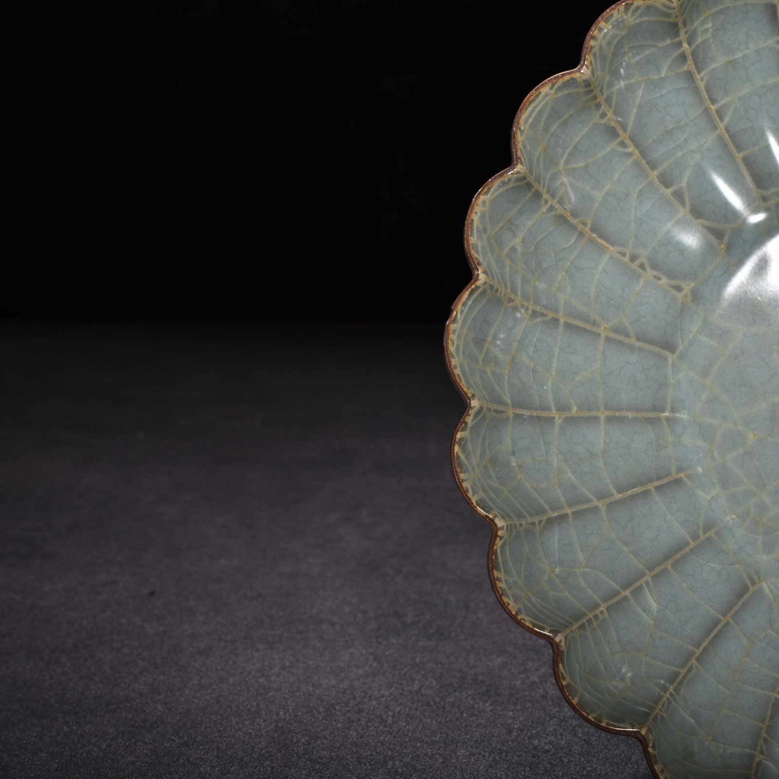 Song Dynasty official kiln celadon chrysanthemum dish