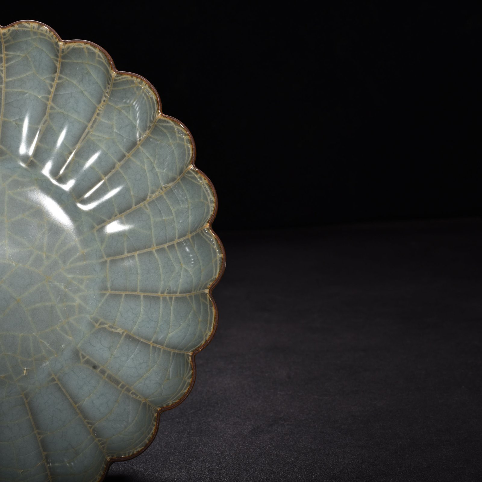 Song Dynasty official kiln celadon chrysanthemum dish