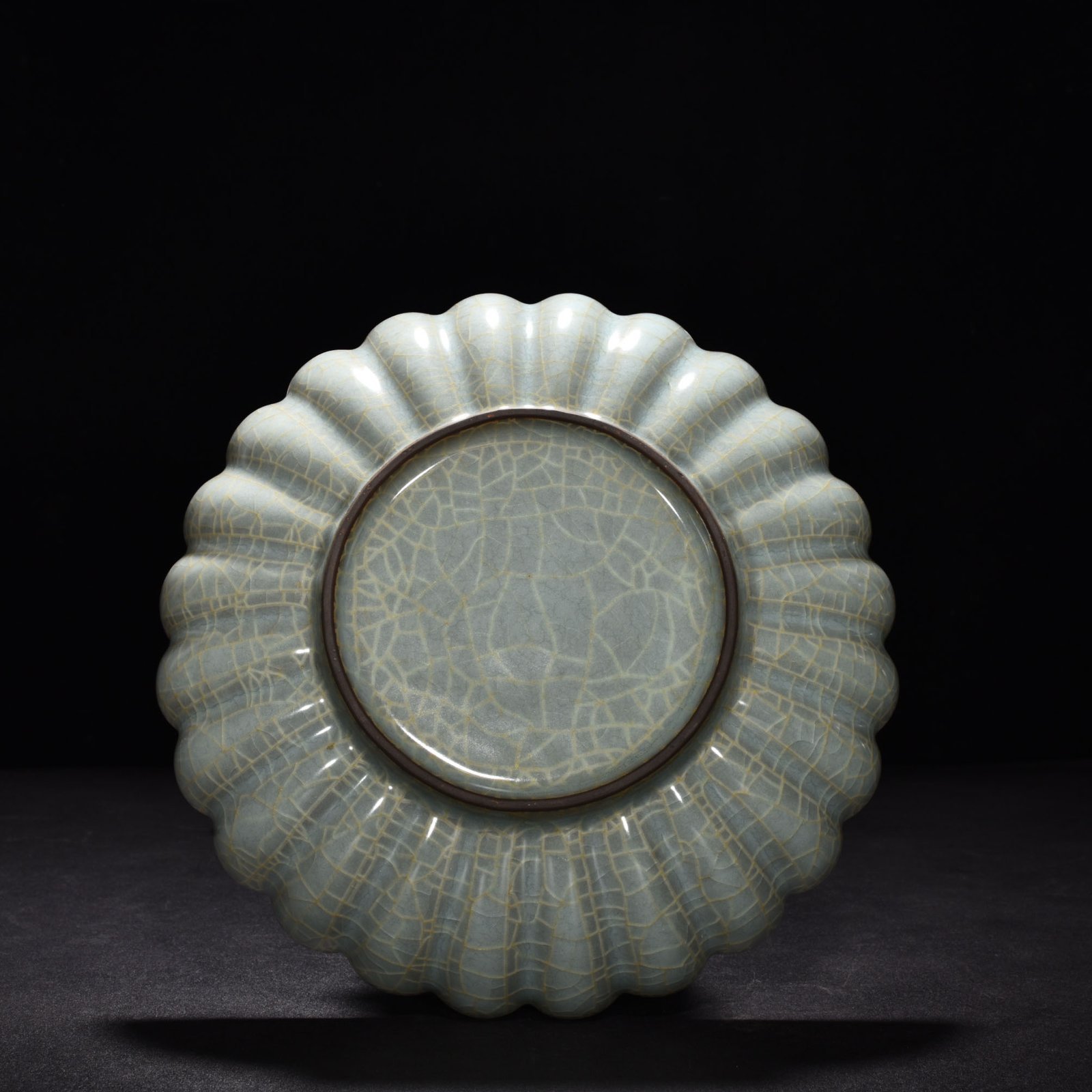 Song Dynasty official kiln celadon chrysanthemum dish