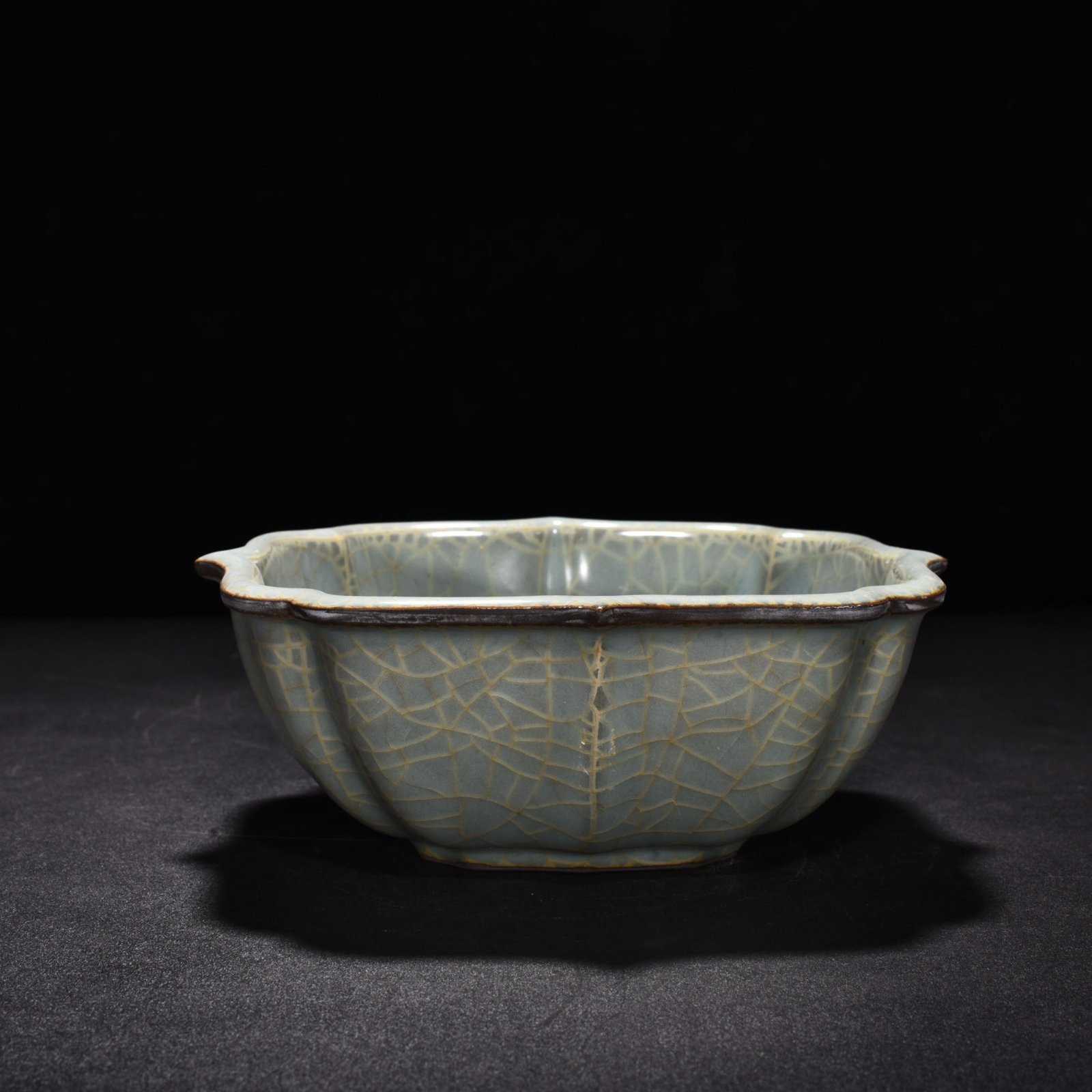Song Dynasty Guan kiln celadon folded edge wash