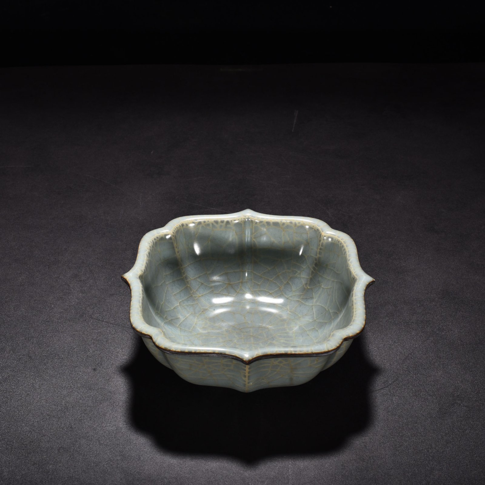 Song Dynasty Guan kiln celadon folded edge wash