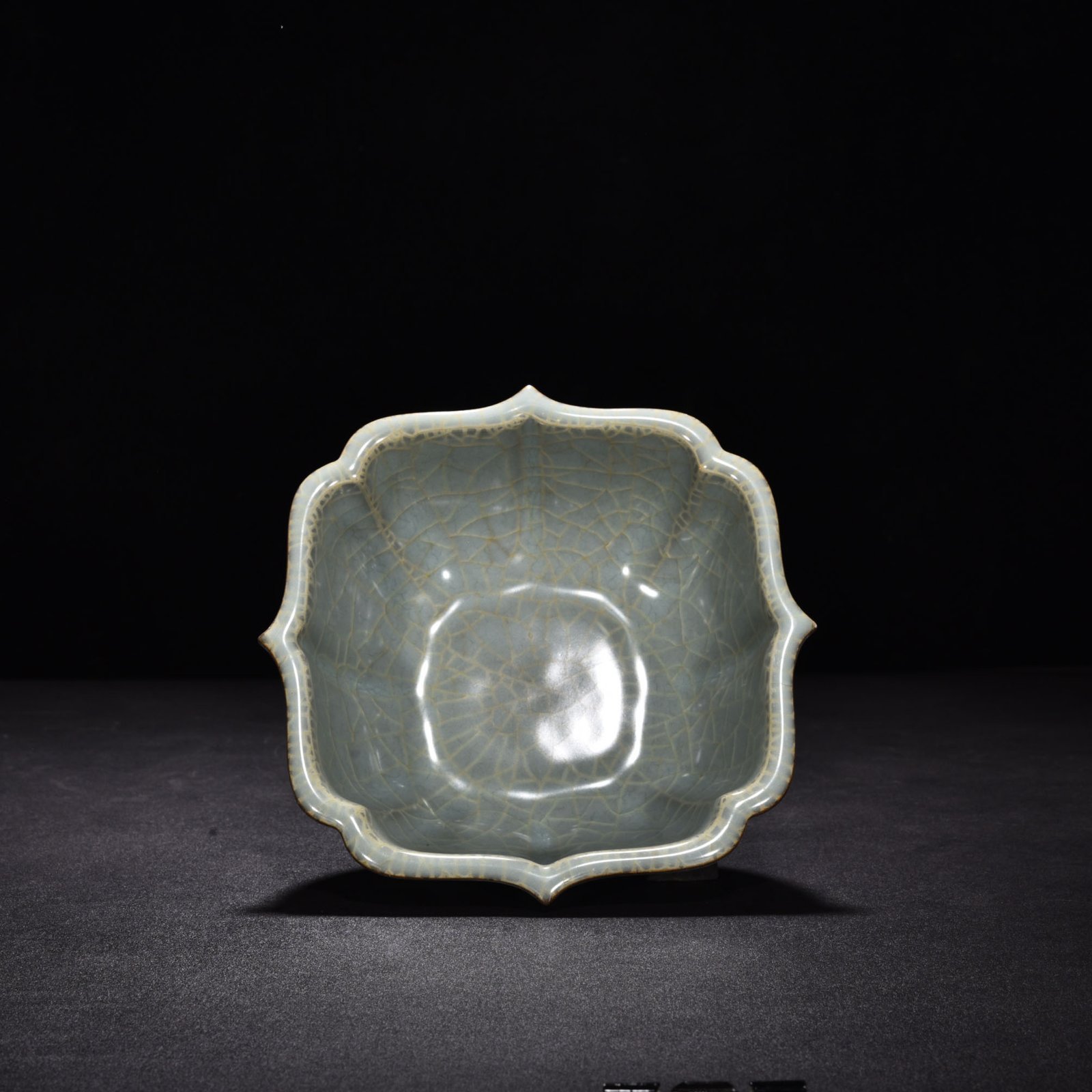 Song Dynasty Guan kiln celadon folded edge wash