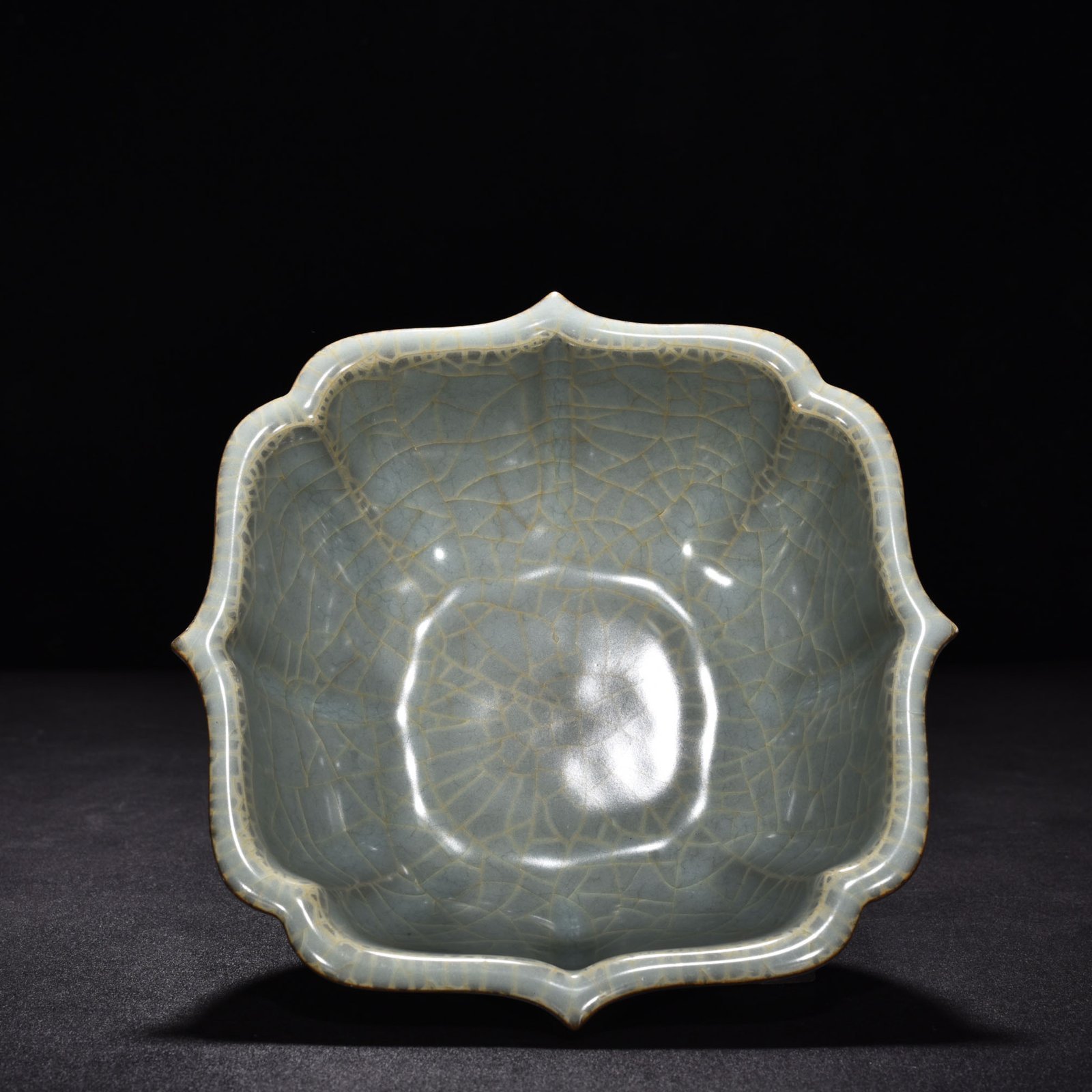 Song Dynasty Guan kiln celadon folded edge wash