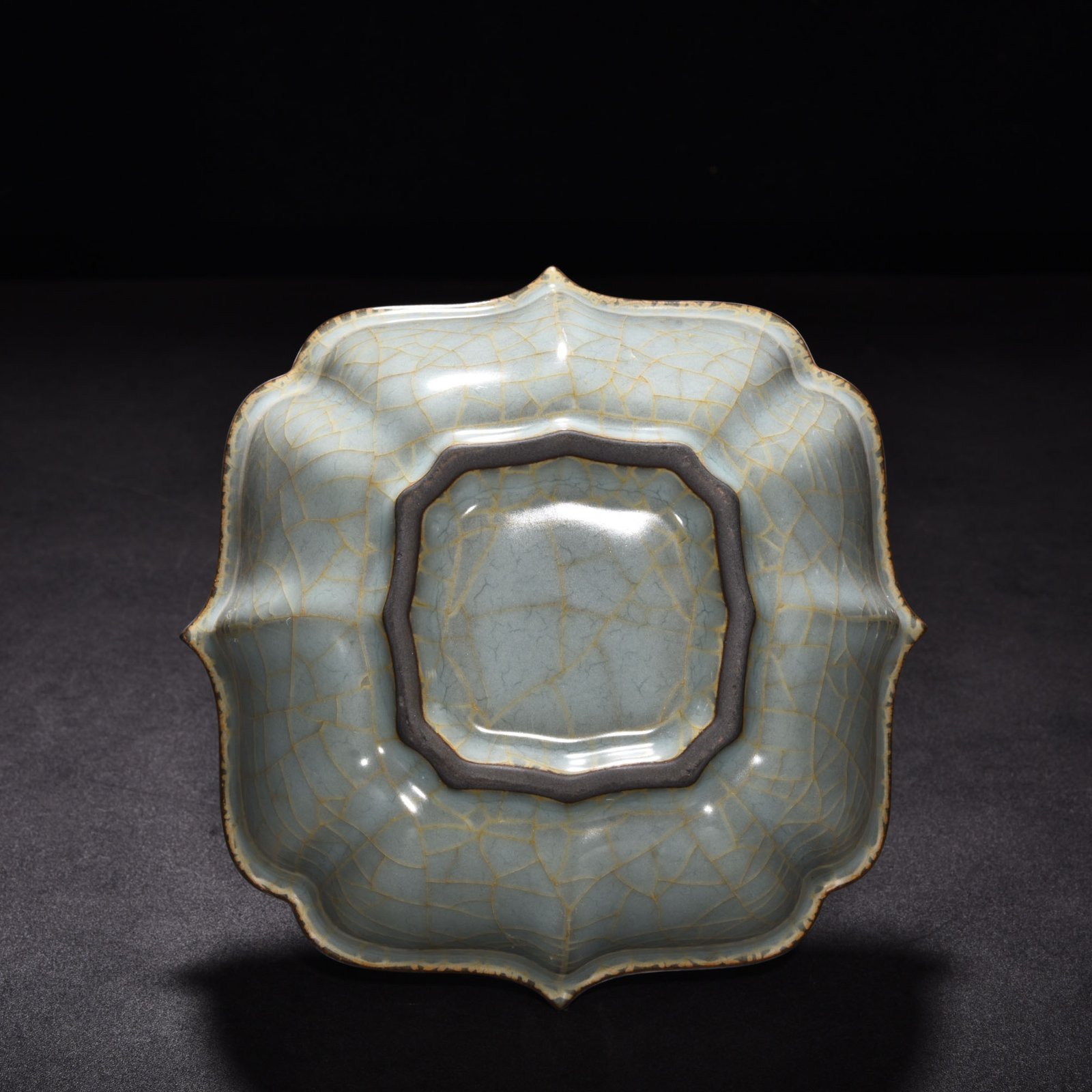 Song Dynasty Guan kiln celadon folded edge wash