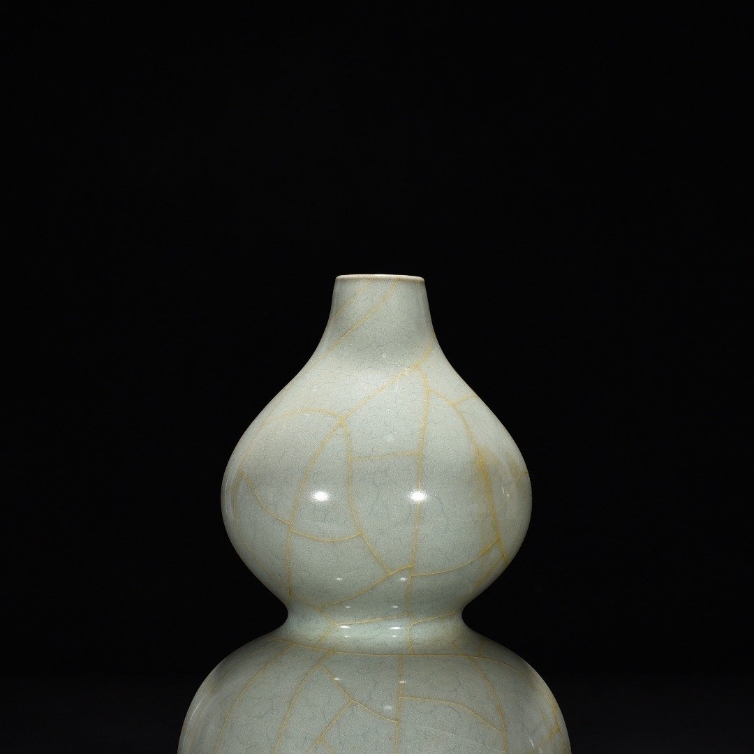 Song Dynasty official kiln celadon gourd vase