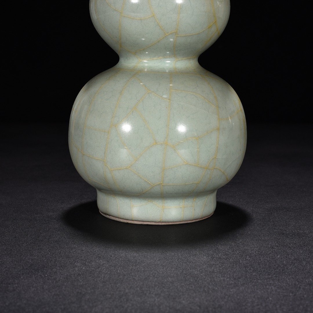 Song Dynasty official kiln celadon gourd vase