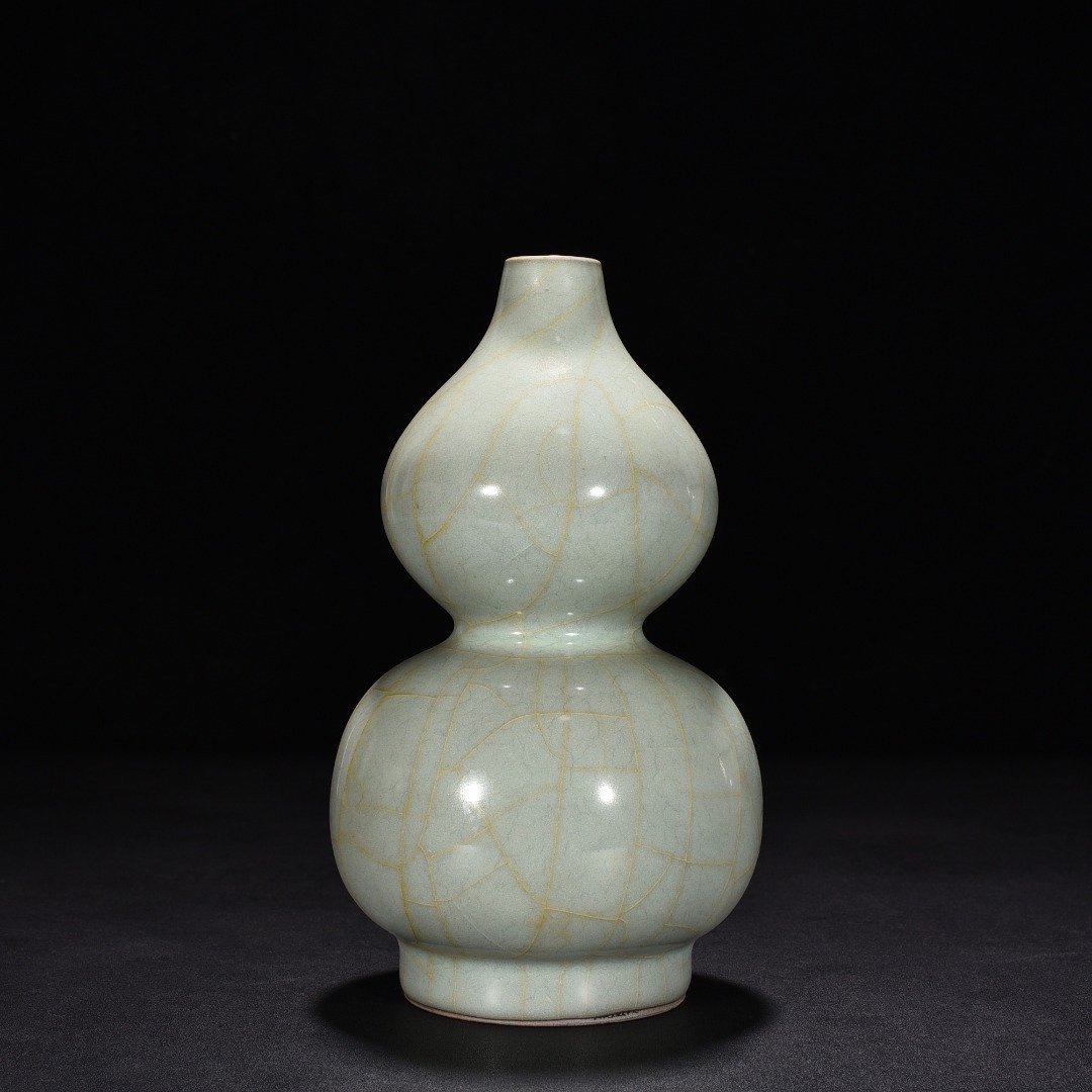 Song Dynasty official kiln celadon gourd vase