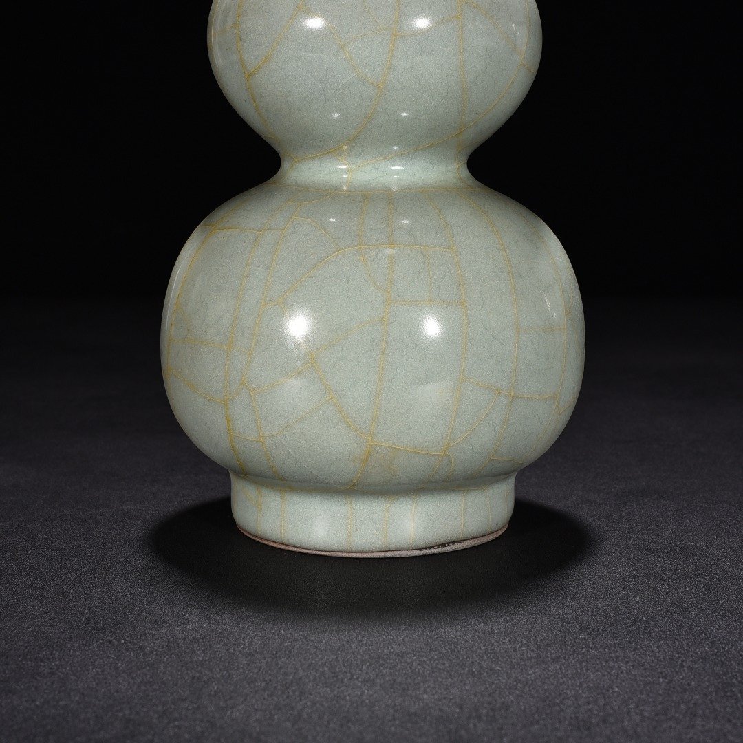 Song Dynasty official kiln celadon gourd vase