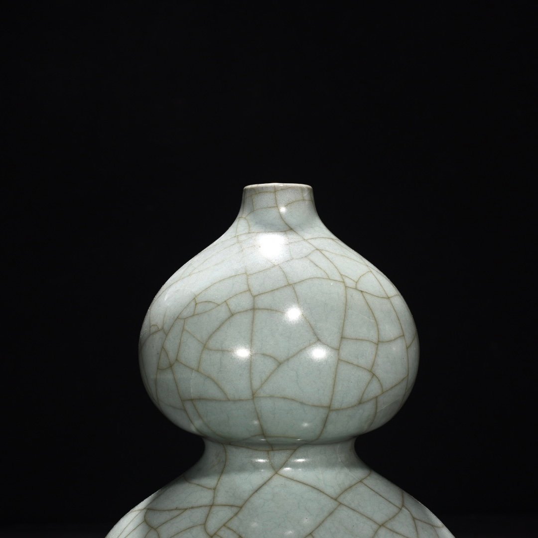 Song Dynasty official kiln celadon gourd vase