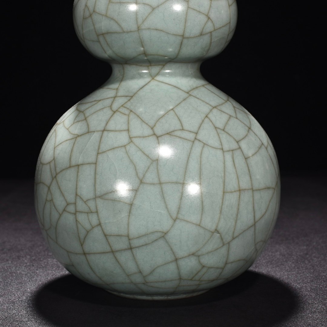 Song Dynasty official kiln celadon gourd vase