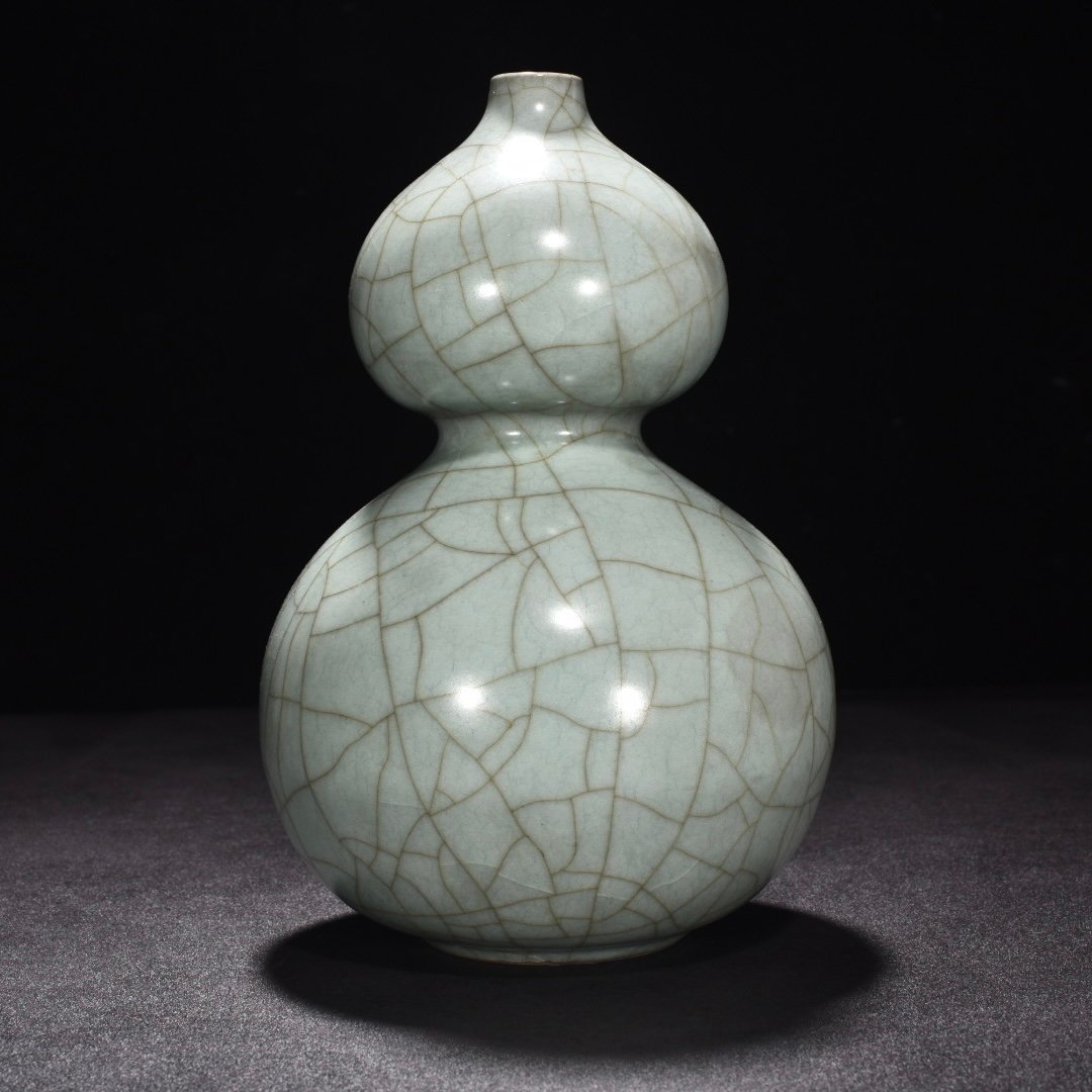Song Dynasty official kiln celadon gourd vase