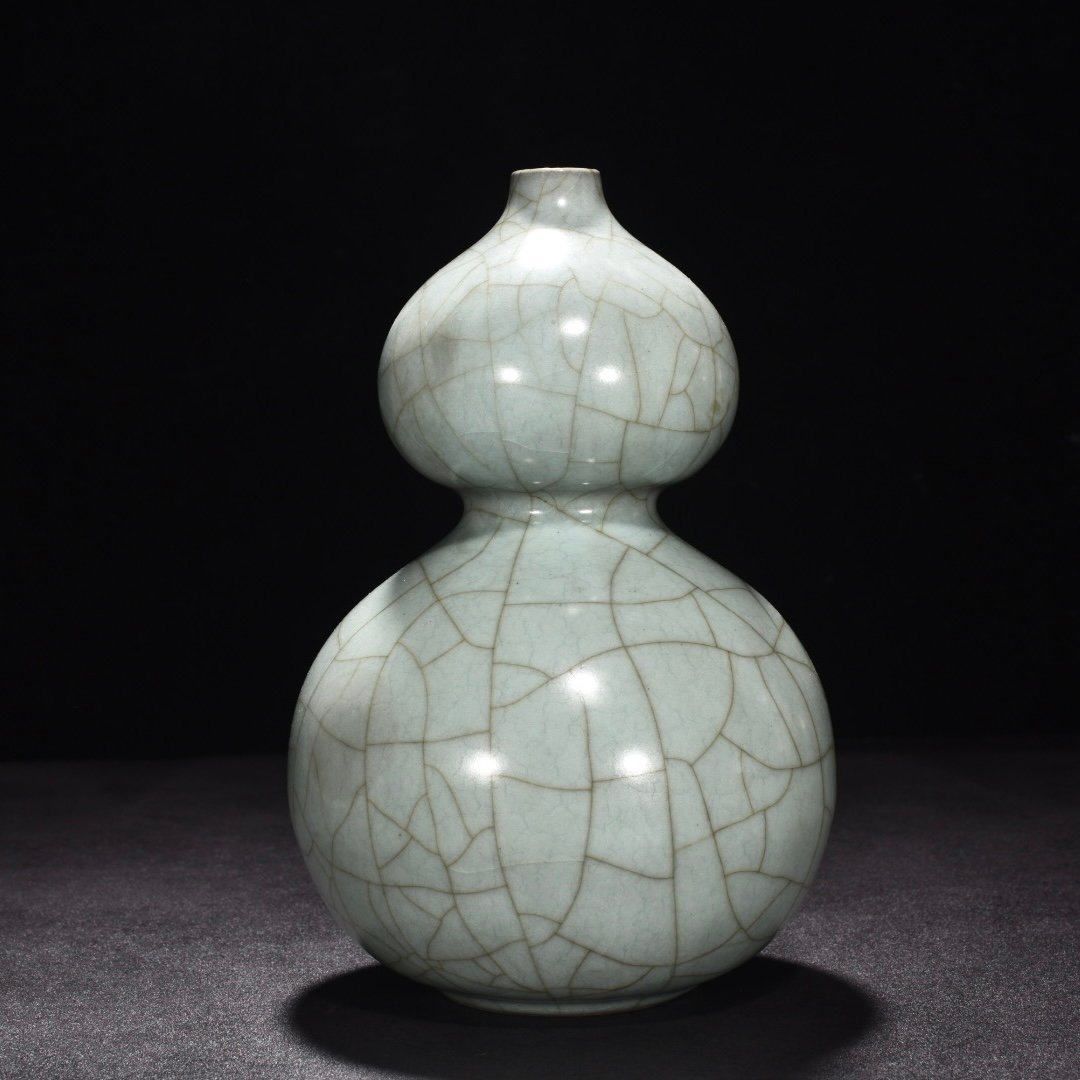 Song Dynasty official kiln celadon gourd vase