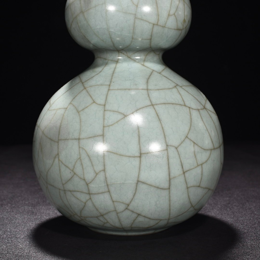 Song Dynasty official kiln celadon gourd vase