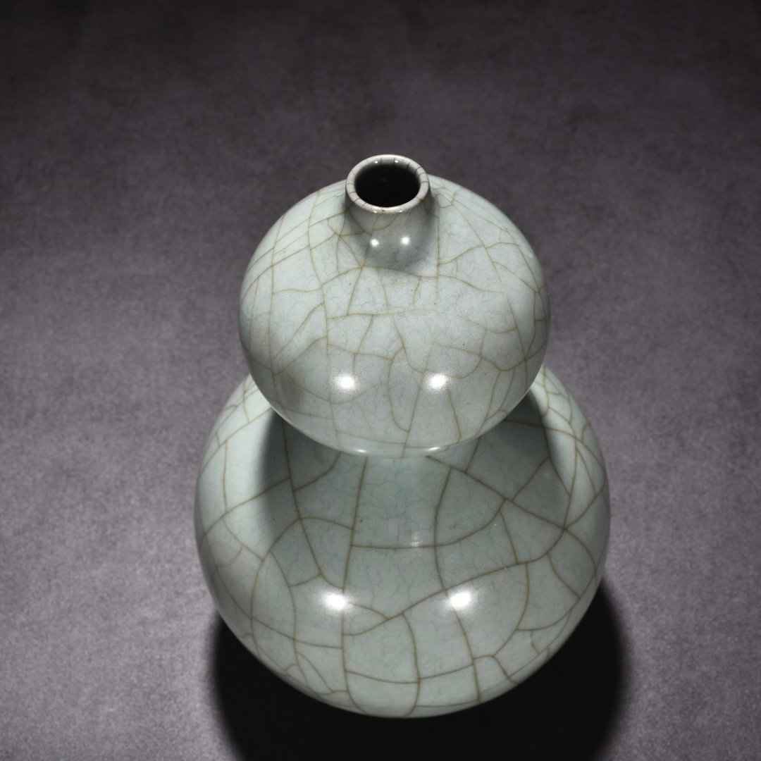 Song Dynasty official kiln celadon gourd vase