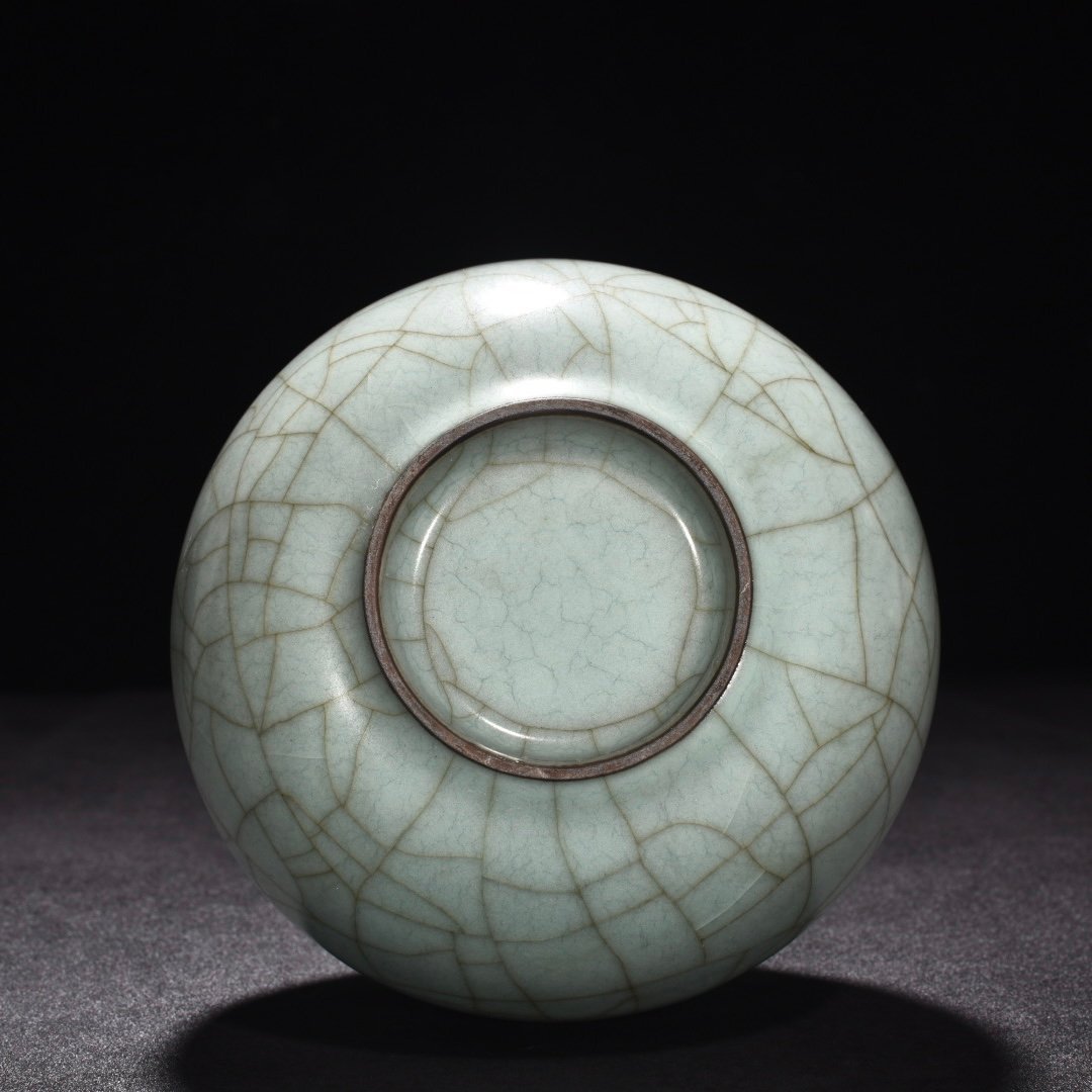 Song Dynasty official kiln celadon gourd vase