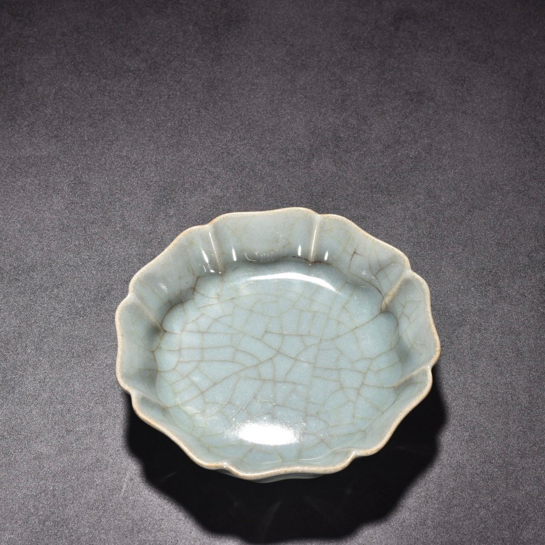 Song Dynasty official kiln celadon Kui Kou wash