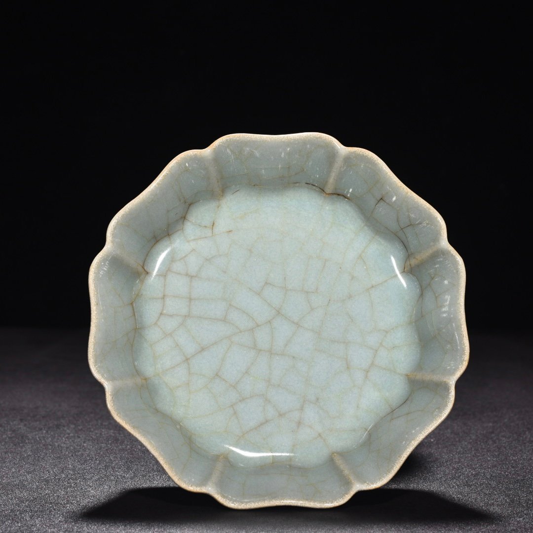 Song Dynasty official kiln celadon Kui Kou wash