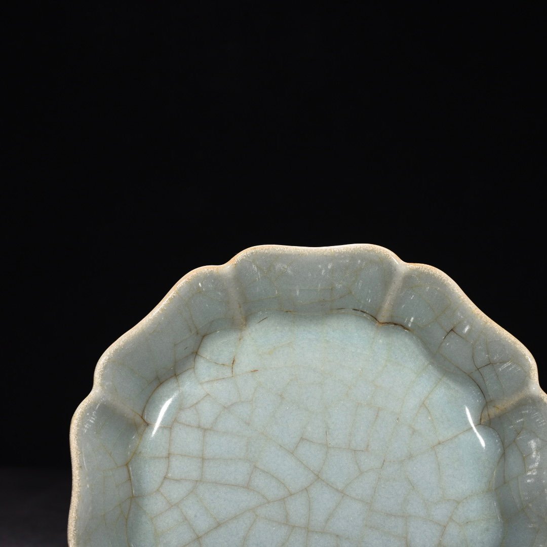 Song Dynasty official kiln celadon Kui Kou wash